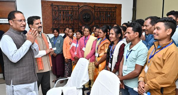 मुख्यमंत्री साय ने सुकमा जिले के पंचायत प्रतिनिधियों से की आत्मीय मुलाकात