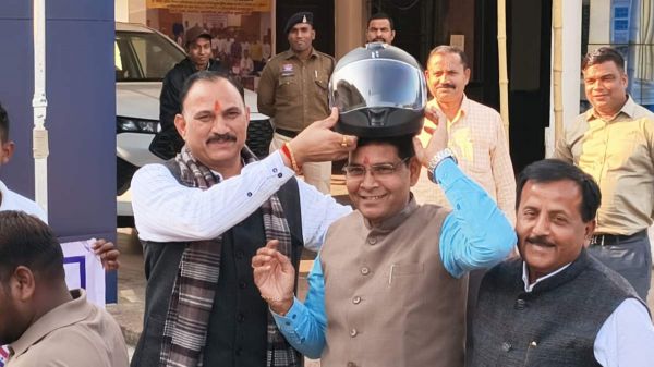 स्वास्थ्य मंत्री ने राजस्व मंत्री को पहनाया हेलमेट, जागरूकता रैली को दिखाई हरी झंडी, सुरक्षा की दिलाई शपथ