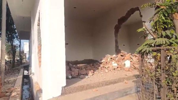 अतिक्रमण पर चला प्रशासन का बुलडोजर : बसंत बिहार कॉलोनी में तोड़े गए 15 से अधिक घर, इलाके में तनाव का माहौल