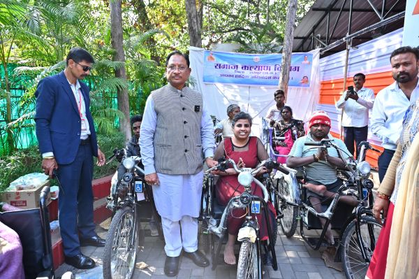 जनदर्शन में दिव्यांगजनों को मिली राहत, मुख्यमंत्री ने बैटरी चालित ट्राइसिकल किया प्रदान