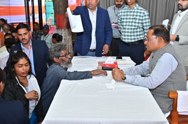 जनदर्शन में मुख्यमंत्री साय ने सुनी श्रमिक की पीड़ा, तुरंत राशन कार्ड बनाने के दिए निर्देश