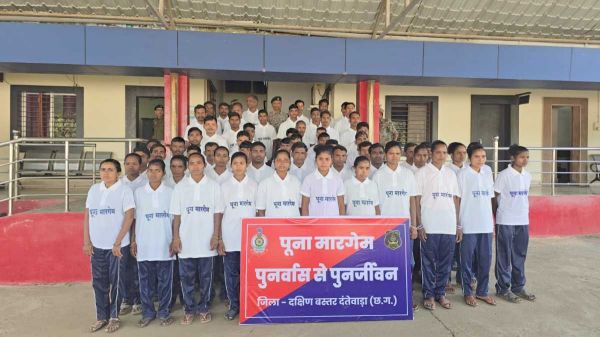 पूना मारगेम की बड़ी सफलता : 64 माओवादियों ने किया आत्मसमर्पण