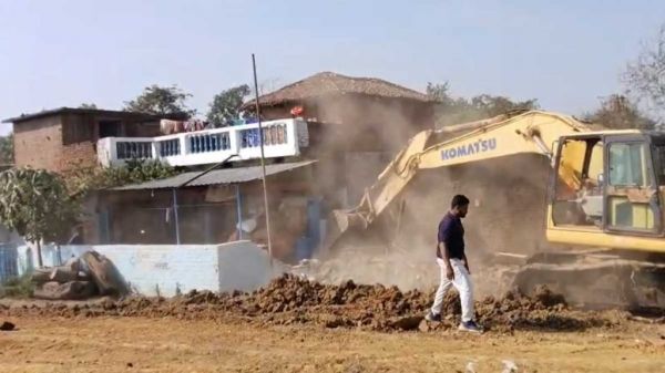 रेलवे लाइन निर्माण की प्रक्रिया में तेजी : मुआवजा मिलने के बाद भी नहीं हटाया अवैध कब्जा, प्रशासन ने चलाया बुलडोजर
