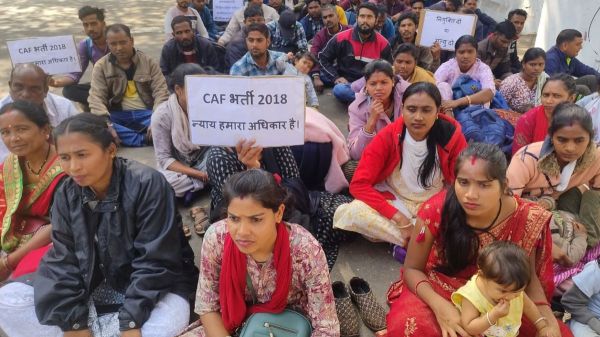 CAF भर्ती वेटिंग लिस्ट पर सरकार से नाराज़ अभ्यर्थी, गृहमंत्री के बंगले के बाहर धरना, 2018 से नियुक्ति का इंतजार