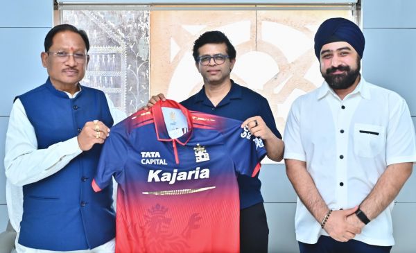 आरसीबी ने मुख्यमंत्री विष्णु देव साय को सौंपा जर्सी, रायपुर में आईपीएल मैच आयोजन का दिया औपचारिक निमंत्रण