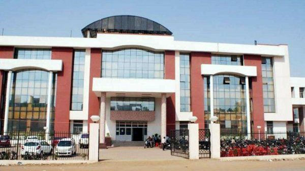 स्टाइपेंड रिवीजन और हॉस्टल सुविधाओं की मांग पर दंत चिकित्सकों की तीन दिवसीय हड़ताल, रायपुर में प्रदर्शन