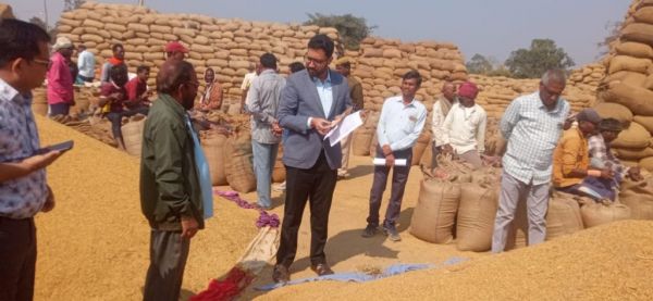धान खरीदी में बड़ी गड़बड़ी, कलेक्टर के औचक निरीक्षण में खुलासा, समिति प्रबंधक निलंबित, एफआईआर के निर्देश