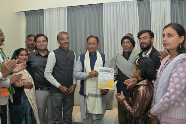 मुख्यमंत्री विष्णुदेव साय ने पीएम सूर्यघर मुफ्त बिजली योजना के अंतर्गत स्थापित सोलर सिस्टम का किया निरीक्षण