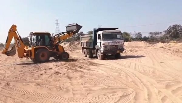 बम्हनीडीह में अवैध रेत खनन का खुलासा, निरस्त भंडारण स्थल पर दोबारा डंपिंग, JCB-हाईवा जब्त