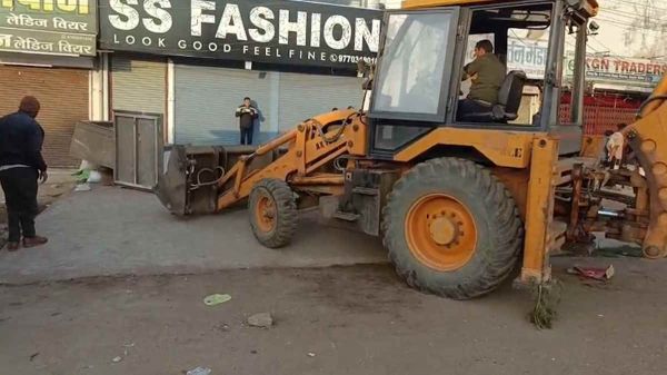 सुपेला संडे मार्केट में अतिक्रमण पर बड़ी कार्रवाई, निगम-पुलिस ने जेसीबी से हटाईं दुकानें
