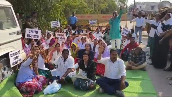 CMHO के खिलाफ स्वास्थ्य संयोजक संघ का घेराव, जिलाध्यक्ष की बहाली पर 23 जनवरी तक सहमति; नहीं मानी मांग तो प्रदेशव्यापी हड़ताल की चेतावनी