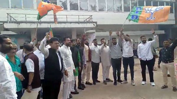 भाजपा के नए राष्ट्रीय अध्यक्ष नितिन नबीन की नियुक्ति पर प्रदेश कार्यालय में कार्यकर्ताओं ने पटाखे फोड़कर खुशी का इज़हार किया और जश्न मनाया