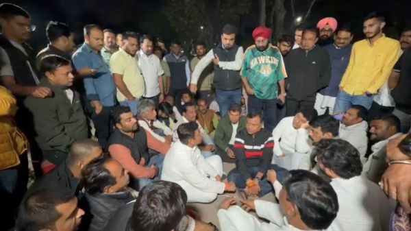 SIR में गड़बड़ी का आरोप: रायपुर तहसील कार्यालय में कांग्रेस का हंगामा, कार्यकर्ता हिरासत में, दीपक बैज सेंट्रल जेल में धरने पर