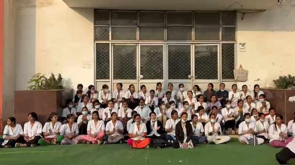 तीन सूत्रीय मांगों को लेकर डेंटल कॉलेज के छात्रों का आंदोलन जारी, कॉलेज गेट पर जड़ा ताला, प्रशासन-पुलिस मौके पर