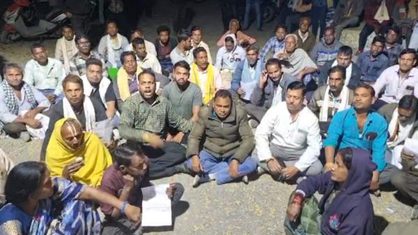 धान खरीदी में अव्यवस्था से भड़के किसान, दूसरा टोकन नहीं मिलने पर एसडीएम कार्यालय के सामने देर रात धरना