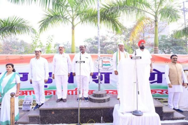 गणतंत्र दिवस पर राजीव भवन में तिरंगा फहराकर PCC चीफ दीपक बैज का भाजपा सरकार पर तीखा हमला, संविधान पर संकट का आरोप