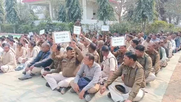 कोरबा नगर सेना में बवाल: बर्खास्तगी से आहत जवान की आत्महत्या की कोशिश, जिला सेनानी के खिलाफ प्रदर्शन