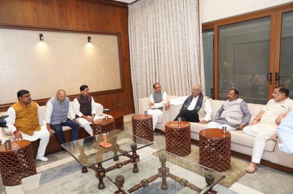 सांसद बृजमोहन अग्रवाल से मिले केंद्रीय कृषि मंत्री शिवराज सिंह चौहान, सांसद कार्यालय का किया अवलोकन