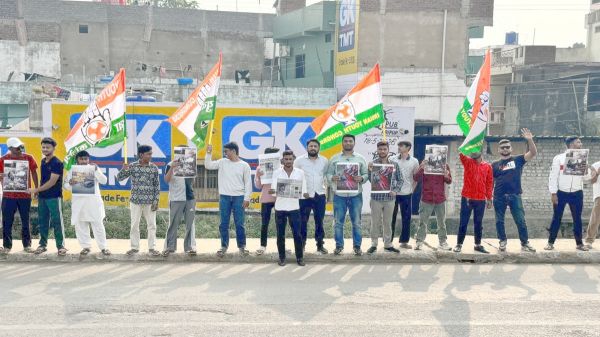 राजातालाब एक्सप्रेसवे पर सुरक्षा को लेकर हंगामा, युवा कांग्रेस का प्रदर्शन