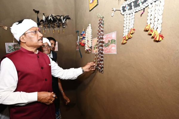 बस्तर की संस्कृति के रंग में रंगे मुख्यमंत्री साय: गढ़बेंगाल घोटुल में चखा पारंपरिक व्यंजनों का स्वाद