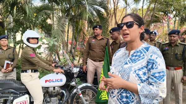 एसपी भावना गुप्ता ने बनाई पुलिस महिला शक्ति टीम, दोपहिया पेट्रोलिंग वाहनों को हरी झंडी दिखाकर किया रवाना