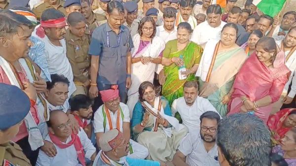 कांग्रेसियों ने किया कलेक्ट्रेट का घेराव, दीपक बैज बोले- धान नहीं बिकने से किसान परेशान, दो दिन का समय पर्याप्त नहीं