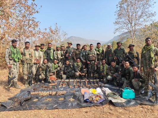 गरियाबंद पुलिस की बड़ी कार्रवाई, जंगल में डंप माओवादियों के हथियारों का बड़ा जखीरा बरामद