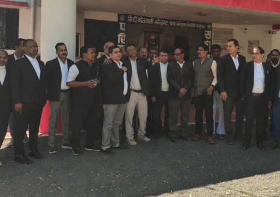 वकीलों के खिलाफ अभद्र टिप्पणी पर भड़का जिला अधिवक्ता संघ, सख्त कानूनी कार्रवाई की मांग को लेकर थाने में की शिकायत