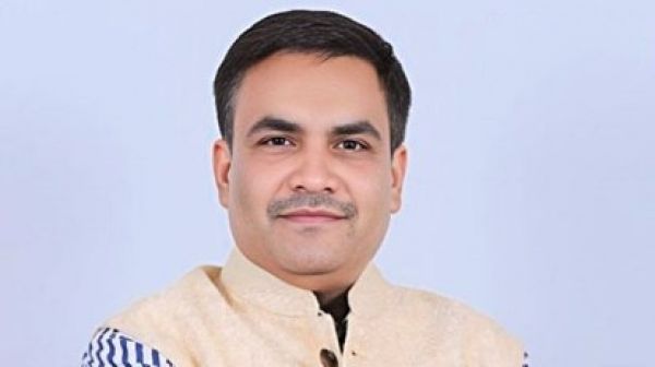 UCC पर वक्फ बोर्ड अध्यक्ष डॉ. सलीम ने कहा- संविधान से चलेगा देश&hellip; BJP का मिला समर्थन तो कांग्रेस ने बताया राजनीति चमकाने वाला बयान