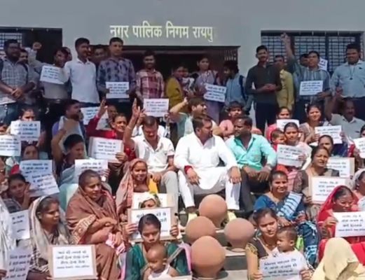 &lsquo;महानगर के दावे, पर पानी भी नहीं&rsquo; &mdash; स्वास्तिक नगर में जल संकट पर प्रदर्शन