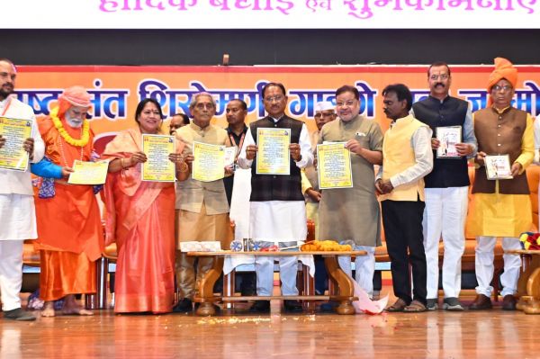 मुख्यमंत्री राष्ट्र संत शिरोमणि गाडगे बाबा 150वीं जयंती पर आयोजित निर्मल दिवस कार्यक्रम में हुए शामिल