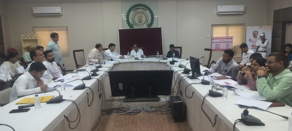 समय-सीमा बैठक में कलेक्टर डॉ. गौरव सिंह सख्त: अविवादित बटवारा प्रकरणों का त्वरित निराकरण, ई-ऑफिस और बायोमैट्रिक अनिवार्य के दिये निर्देश