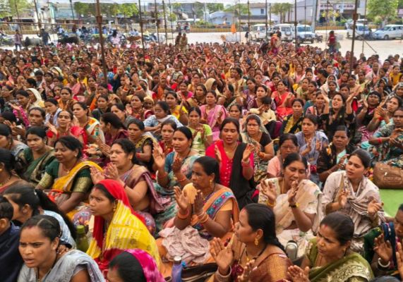 नियमितीकरण समेत 3 सूत्रीय मांगों को लेकर आंगनबाड़ी सहायिका-कार्यकर्ता संघ का धरना प्रदर्शन, कहा- सरकार नहीं मानी तो फिर होगा उग्र आंदोलन