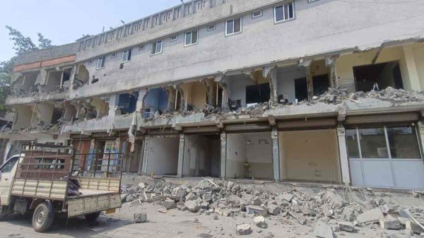 सरकारी जमीन पर बना था व्यावसायिक परिसर, नगर निगम ने हटाया अतिक्रमण