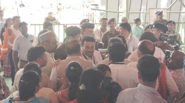 सीएम के कार्यक्रम में हंगामा : सुरक्षा कर्मियों से भिड़े भाजपा कार्यकर्ता, नेताओं के बीच-बचाव के बाद शांत हुआ मामला