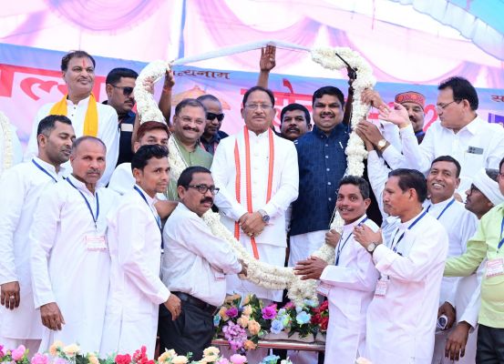 मुख्यमंत्री विष्णु देव साय कबीर मठ आश्रम में आयोजित अखिल भारतीय सद्गुरु कबीर संत सम्मेलन में हुए शामिल