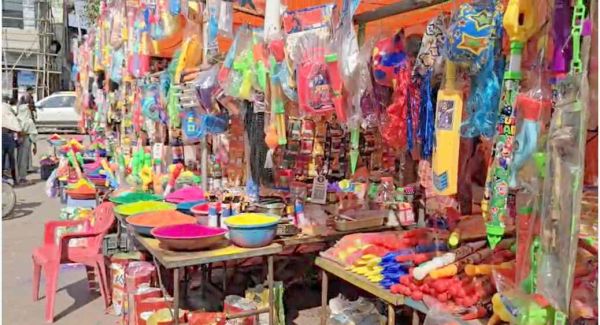 होली पर सख्ती : पुलिस ने जब्त की 300 डरावने मुखौटे, व्यापारियों को दी चेतावनी