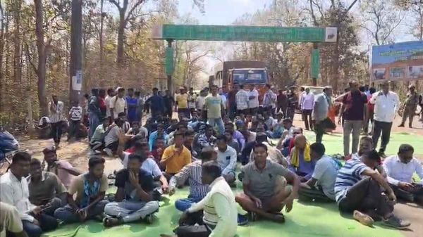 भिलाई स्टील प्लांट पर वादाखिलाफी का आरोप, नारायणपुर में ट्रक मालिकों का चक्काजाम, घंटों थमा आवागमन&hellip;