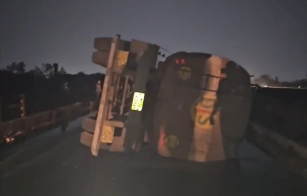 खारून नदी पुल पर ऑयल टैंकर पलटा, दुर्ग-रायपुर मार्ग पर लगा जाम