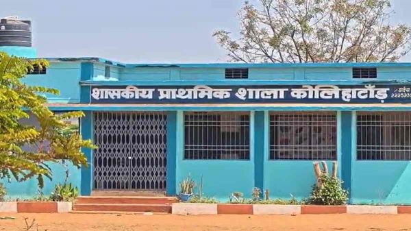 स्कूल समय में ताला, शिक्षक नदारद: गरियाबंद में शिक्षा व्यवस्था पर सवाल
