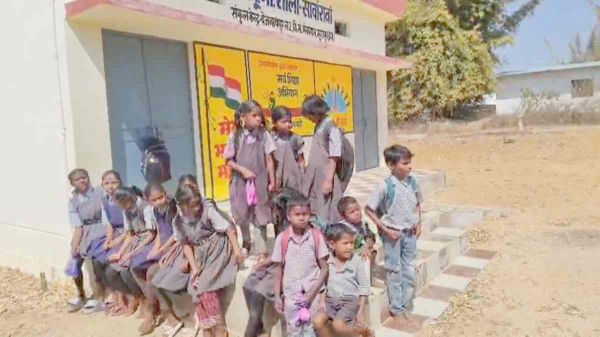 होली के बाद भी नहीं खुले स्कूल के ताले, धूप में घंटों इंतजार करते रहे बच्चे