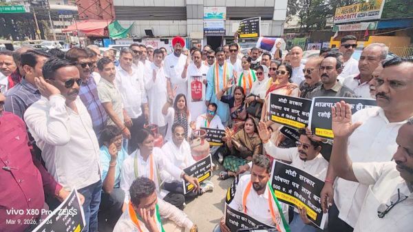 महंगाई के विरोध में कांग्रेस का प्रदर्शन, गैस सिलेंडर लेकर घड़ी चौक पहुंचे कार्यकर्ता