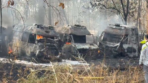 मेडिकल कॉलेज परिसर में कबाड़ वाहनों में लगी आग, देर से पहुंची फायर ब्रिगेड, कई गाड़ियां जलकर खाक