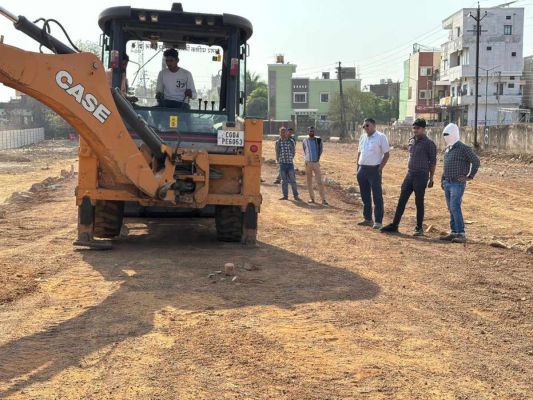 रायपुर में अवैध कॉलोनियों पर निगम का बुलडोजर, मुरूम रोड काटकर रोकी प्लाटिंग