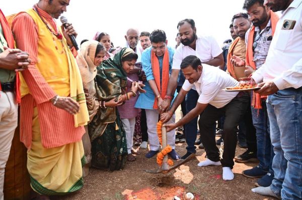 ग्रामीण विकास को नई रफ्तार: राजस्व मंत्री टंकराम वर्मा ने 7.82 करोड़ की लागत से बनने वाले नवापारा&ndash;सकरी&ndash;सतभांवा मार्ग का किया भूमिपूजन