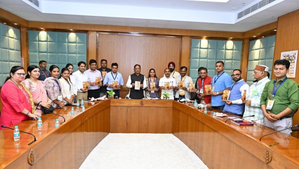 मुख्यमंत्री ने 'मोदी के राज्य से लौटकर' पुस्तक का किया विमोचन