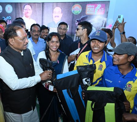 मुख्यमंत्री विष्णु देव साय ने इचकेला की बालिका क्रिकेट खिलाड़ियों को किया सम्मानित: क्रिकेट किट प्रदान कर बढ़ाया उत्साह