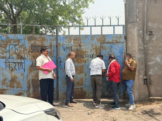 रायपुर निगम की बड़ी कार्रवाई: 8 बकायादारों के व्यवसायिक परिसरों पर लगा ताला