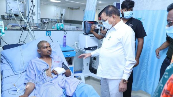 वेदांता पावर प्लांट हादसा : उद्योग मंत्री लखन लाल देवांगन ने घायल मजदूरों से मिलकर जाना हालचाल