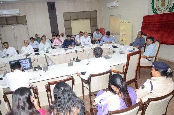 सुशासन शिविर की तैयारी निर्धारित अवधि में पूरी करें: कलेक्टर डॉ. गौरव सिंह